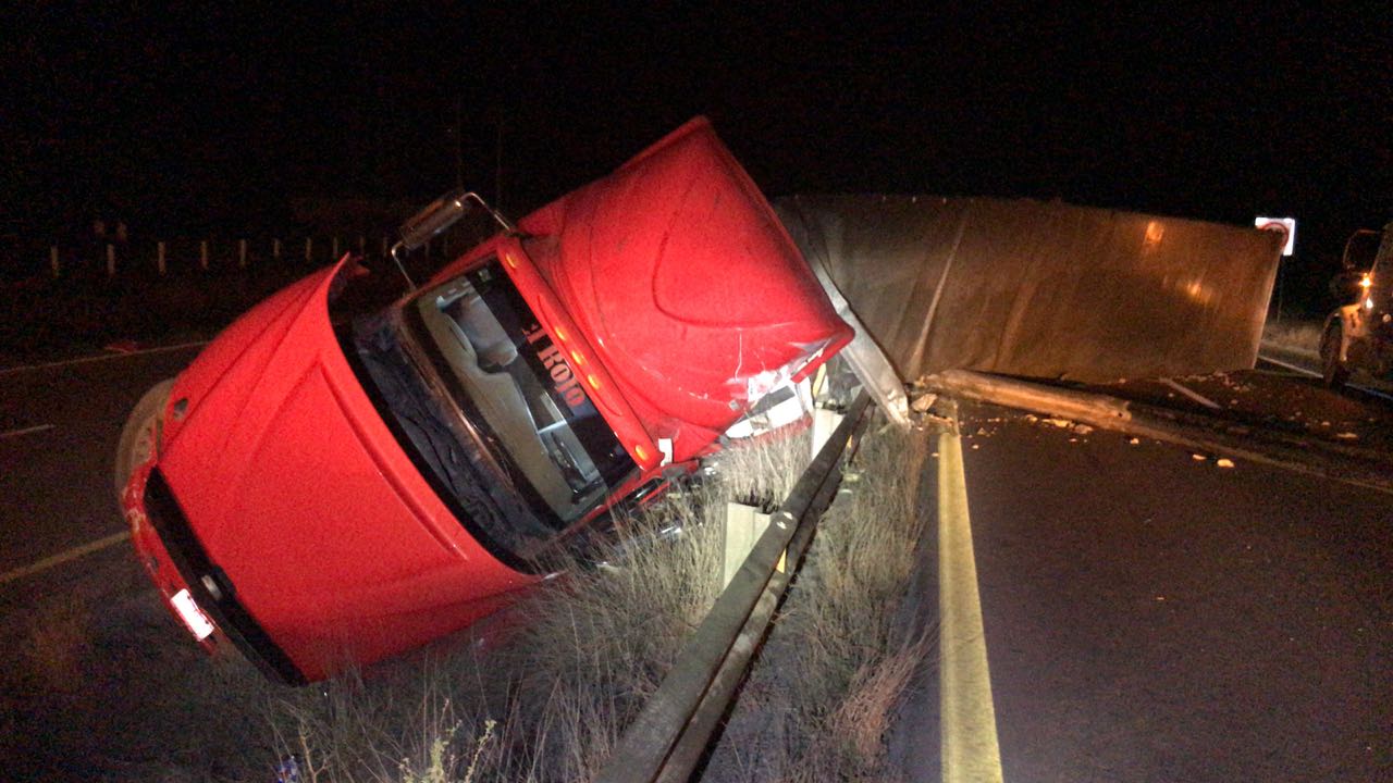 VOLCADURA EN CARRETERA NACIONAL EN LINARES.