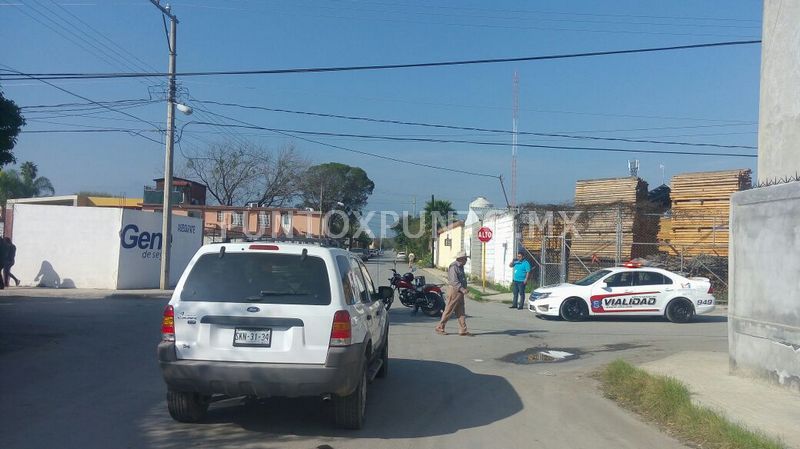 CHOQUE DE CRUCERO EN MONTEMORELOS, PARTICIPA UNA MOTO Y UN VEHÍCULO, REPORTAN HERIDOS.