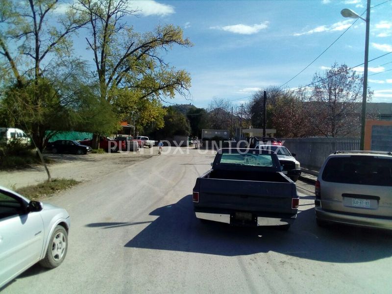 CONDUCTOR DE CAMIONETA CHOCA CON VEHICULO ESTACIONADO, A METROS DE LA PREPA 6 EN MMORELOS.