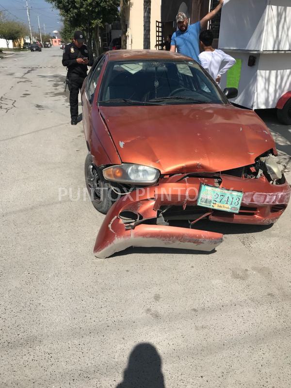 CONDUCTOR DE AUTO ESTRELLA VEHÍCULO CONTRA BARDA EN DOMICILIO EN MONTEMORELOS.