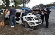 DOS ESTUDIANTES RESULTAN HERIDOS, UNO DE ELLOS PRENSADO AL CHOCAR EL AUTO EN EL QUE VIAJABAN.