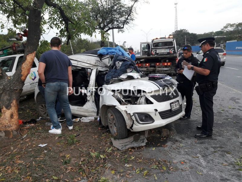 DOS ESTUDIANTES RESULTAN HERIDOS, UNO DE ELLOS PRENSADO AL CHOCAR EL AUTO EN EL QUE VIAJABAN.