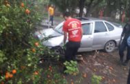 AUTO SE METE A PATIO DE DOMICILIO EN TERÁN, REPORTAN DAÑOS MATERIALES.