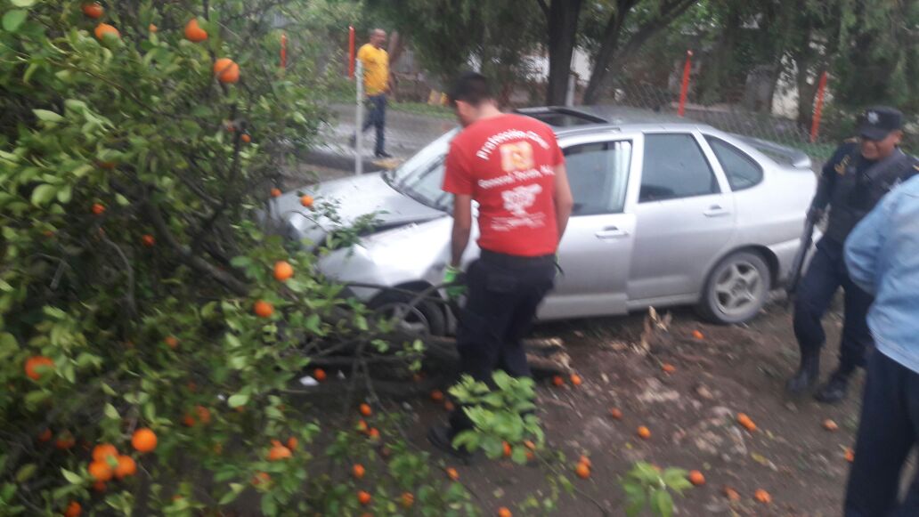 AUTO SE METE A PATIO DE DOMICILIO EN TERÁN, REPORTAN DAÑOS MATERIALES.