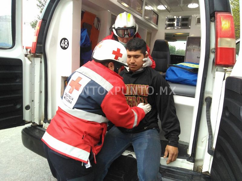 CHOQUE EN AVENIDA DE MONTEMORELOS, CONDUCTOR DE MOTO RESULTA HERIDO.