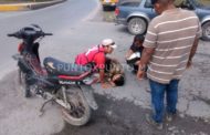 CONDUCTOR DE CAMIONETA SE PASA ALTO, CHOCA MOTOCICLETA, RESULTAN DOS HERIDOS.