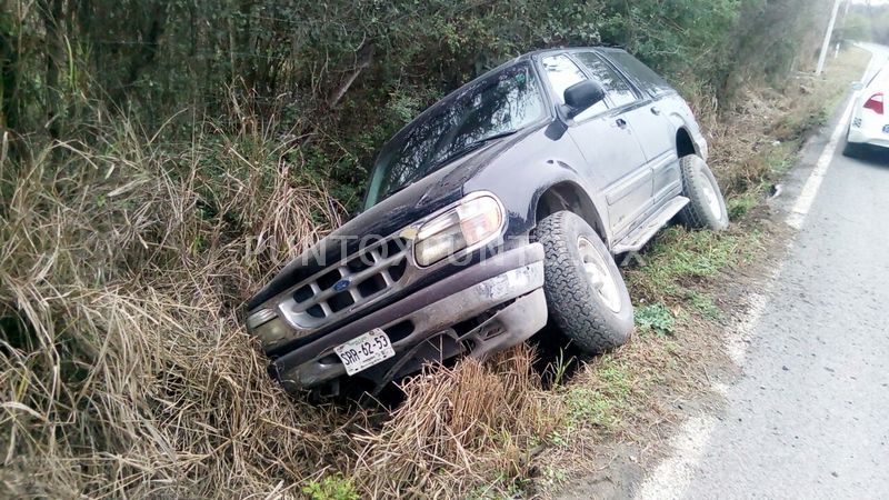 A PUNTO DE VOLCAR CAMIONETA EN CARRETERA EN MONTEMORELOS.