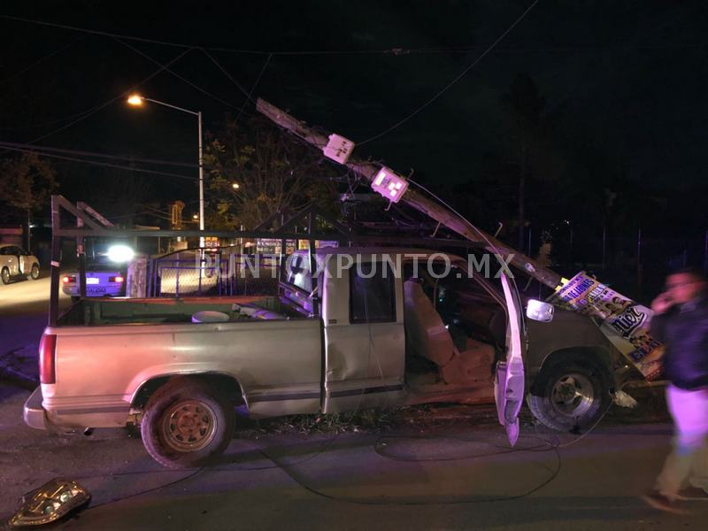 SE PASA ALTO, CHOCA AUTO, TUMBA POSTE Y TERMINA PROYECTADO EN BARDA EN CRUCE DE CALLES EN MMORELOS.