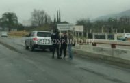 DERRAPA Y CHOCA EN CURVA EN CARRETERA NACIONAL EN SANTIAGO.