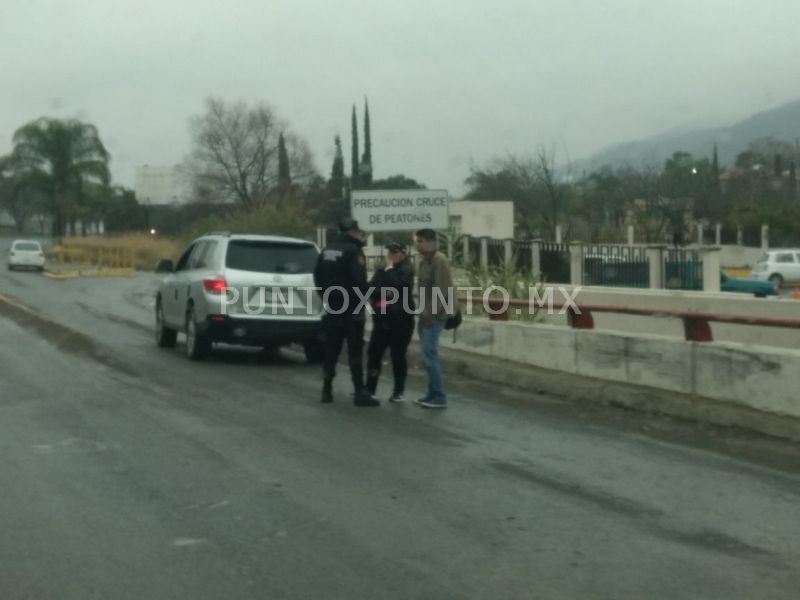 DERRAPA Y CHOCA EN CURVA EN CARRETERA NACIONAL EN SANTIAGO.