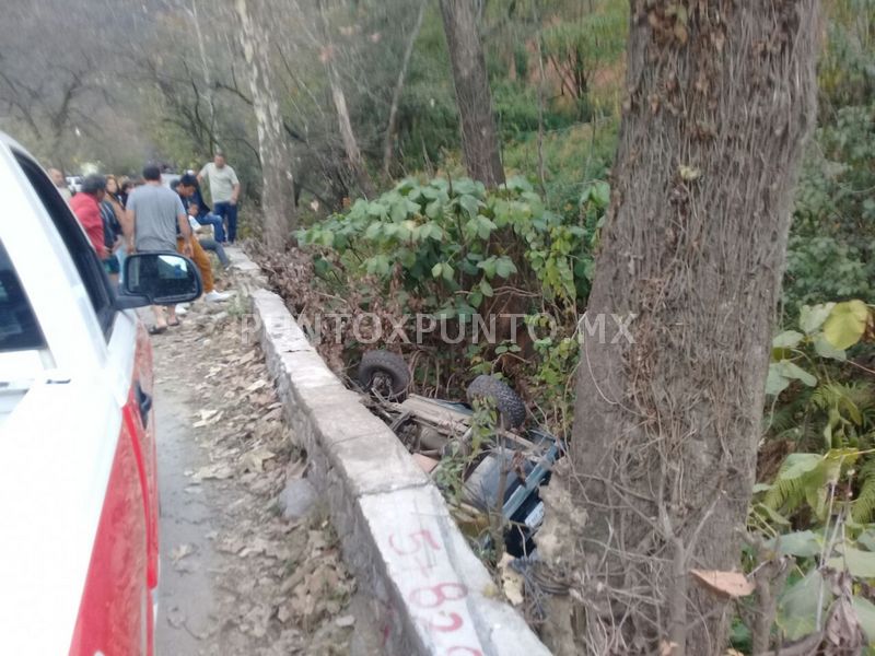 PIERDE CONTROL EN CURVA, SALE DE CARRETERA Y VUELCA EN SIERRA DE SANTIAGO.