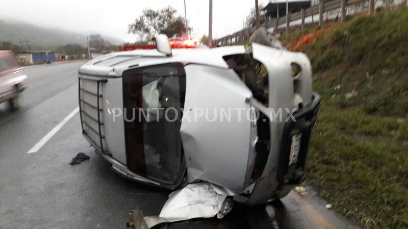 VOLCADURA EN CARRETERA NACIONAL, REPORTAN TRES PERSONAS LESIONADAS.