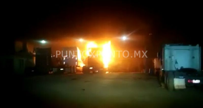 SE INCENDIA TRÁILER EN UNA LINEA DE TRACTOCAMIONES EN ALLENDE, AUTORIDADES INVESIGAN.