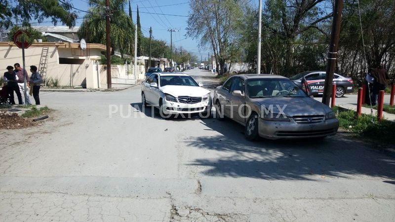 CHOQUE DE CRUCERO EN MONTEMORELOS, REPORTAN DAÑOS MATERIALES.