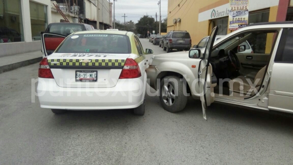 CHOQUE EN CALLES DE MMORELOS, REPORTAN DAÑOS MATERIALES.