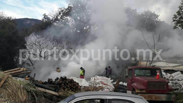 INCENDIO EN NEGOCIO GENERA MOVILIZACIÓN DE PROTECCIÓN CIVIL Y BOMBEROS.