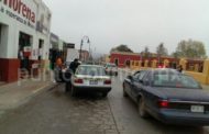 TAXISTA CHOCA CON VEHÍCULO ESTACIONADO EN CENTRO DE MMORELOS.