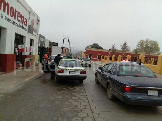 TAXISTA CHOCA CON VEHÍCULO ESTACIONADO EN CENTRO DE MMORELOS.