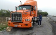 SE DESPRENDEN CAJAS A TRÁILER QUE TRANSPORTABAN ALGODÓN.