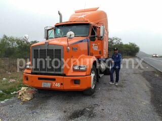 SE DESPRENDEN CAJAS A TRÁILER QUE TRANSPORTABAN ALGODÓN.