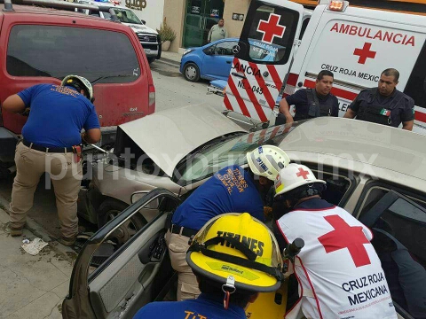 MUJER MANEJABA CON BEBE EN BRAZO, SE DISTRAE, CHOCA EN ALLENDE, RESULTAN LESIONADAS.