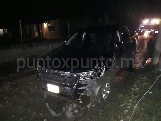 CHOCA CAMIONETA DE RECIENTE MODELO CONTRA POSTE, DEJA SIN LUZ EN COLONIA DE ALLENDE, DAÑANDO APARATOS ELECTRODOMÉSTICOS.