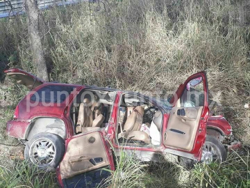 CINCO PERSONAS LESIONADAS, CAMIONETA SALE DE CARRETERA Y CAE EN ARROYO