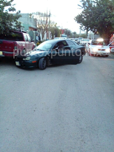 CHOCA CONTRA VEHÍCULO ESTACIONADO, REPORTAN DAÑOS MATERIALES.