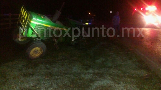 CONDUCTOR ESTRELLA SU CAMIONETA CONTRA UN TRACTOR, REPORTAN DAÑOS MATERIALES.