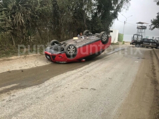 MUJER HERIDA AL VOLCAR VEHÍCULO.