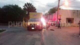 CONDUCTOR DE MOTOCICLETA SE PASA SEÑALAMIENTO DE ALTO, CHOCA CON CAMIÓN DE FRITURAS.