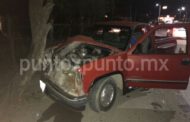 CONDUCTOR CHOCA CONTRA ÁRBOL EN AVENIDA DE MONTEMORELOS, ESCAPA, LO DETIENE LA POLICIA.