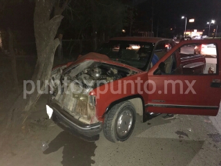 CONDUCTOR CHOCA CONTRA ÁRBOL EN AVENIDA DE MONTEMORELOS, ESCAPA, LO DETIENE LA POLICIA.