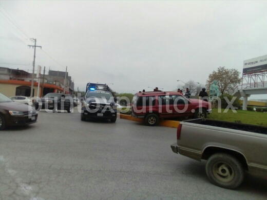 CONDUCTORA SE SUBE A ROTONDA AL FALLARLE LOS FRENOS EN AVENIDA DE MMORELOS.