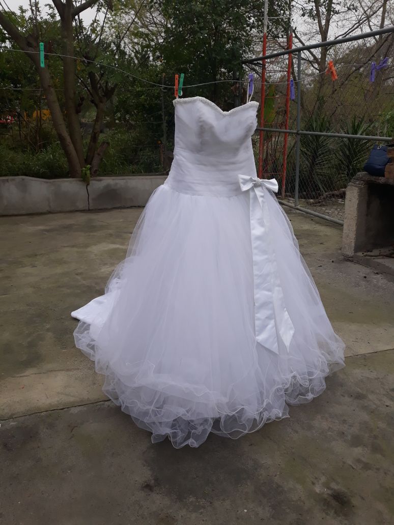 TIRAN VESTIDO DE NOVIA EN PLENO DÍA DEL AMOR