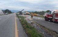 VOLCADURA EN CARRETERA NACIONAL EN LINARES, VUELCA PIPA Y DERRAMA MELAZA.