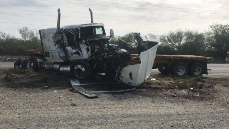 CHOCA TRÁILER EN CARRETERA NACIONAL, REPORTAN DAÑOS.