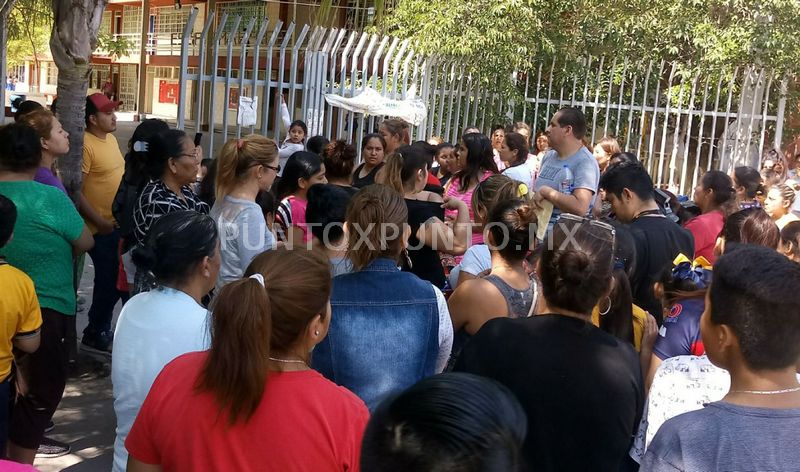 PROTESTAN PADRES DE FAMILIA EN ESCUELA DE LINARES POR SUPUESTA VIOLACIÓN A UN NIÑO CON PROBLEMAS DE LENGUAJE.