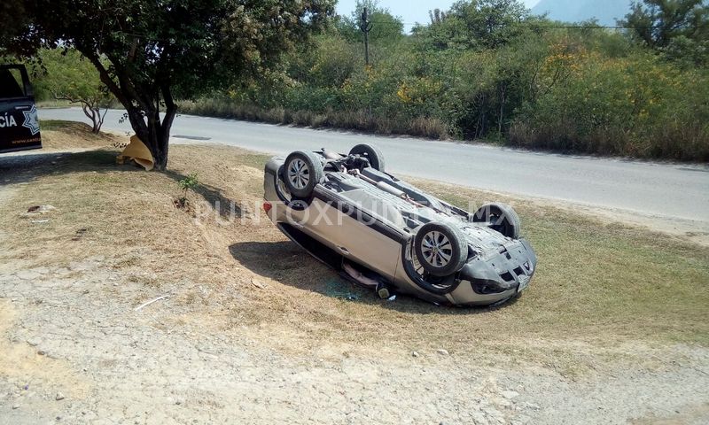 VUELCA VEHÍCULO EN CARRETERA SANTIAGO, REPORTAN SOLO DAÑOS MATERIALES.