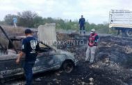 ABUELITO VUELCA SU CAMIONETA, TERMINA INCENDIADO, ES RESCATADO.