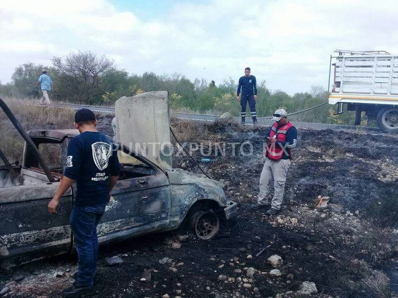 ABUELITO VUELCA SU CAMIONETA, TERMINA INCENDIADO, ES RESCATADO.