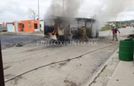 SE INCENDIA CAMIÓN DE PASAJEROS EN LINARES, PRESUMEN FALLA MECÁNICA.