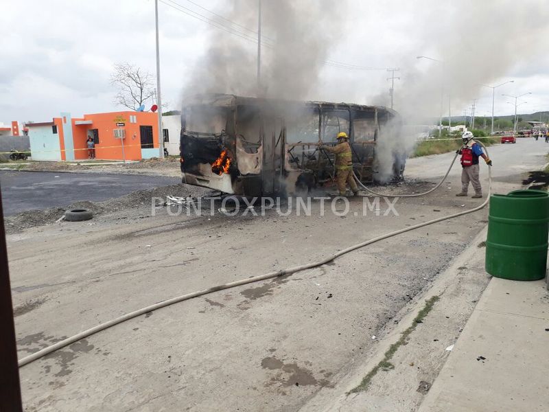 SE INCENDIA CAMIÓN DE PASAJEROS EN LINARES, PRESUMEN FALLA MECÁNICA.