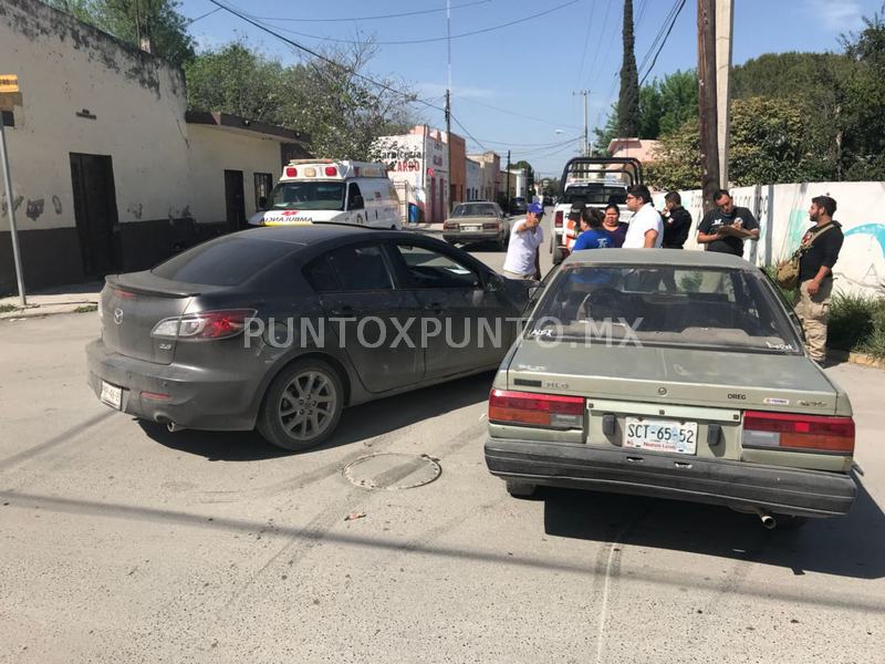 CHOQUE DE CRUCERO EN CALLES DE MMORELOS, REPORTAN DAÑOS MATERIALES.