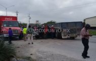 CHOFER DE TRÁILER SE PASA ALTO EN VÍAS, TREN LO IMPACTA, EN LINARES.