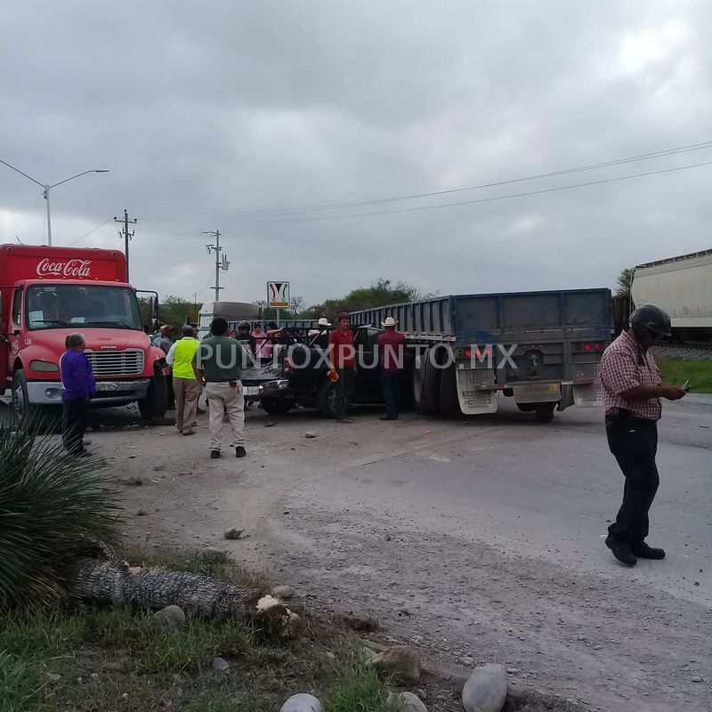 CHOFER DE TRÁILER SE PASA ALTO EN VÍAS, TREN LO IMPACTA, EN LINARES.