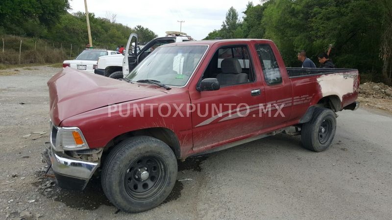 CHOQUE ENTRE DOS VEHÍCULOS EN CAMINO A SAN JOSÉ EN MONTEMORELOS, REPORTAN DAÑOS MATERIALES.