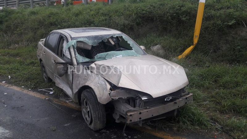 VOLCADURA EN CARRETERA NACIONAL EN SANTIAGO, CHOFER RESULTA ILESO.