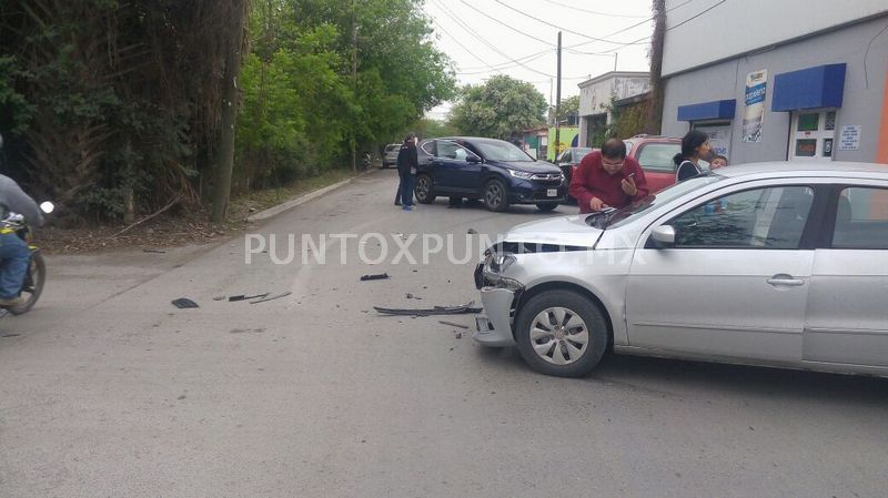 CHOQUE DE CRUCERO TIPO CARAMBOLA EN CALLES DE MONTEMORELOS, REPORTAN DAÑOS MATERIALES.