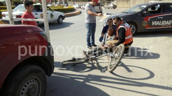 ACCIDENTE EN AVENIDA DE MONTEMORELOS, CONDUCTOR DE BICICLETA RESULTA LESIONADO.